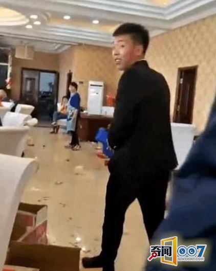 男子结婚，土豪同学垒起金字塔，吓哭新郎