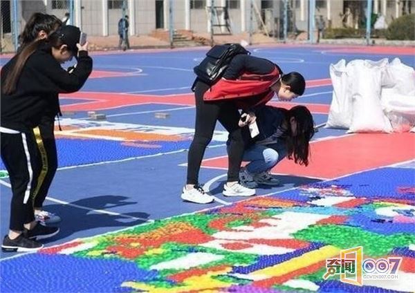 大学生用瓶盖制作出世界地图