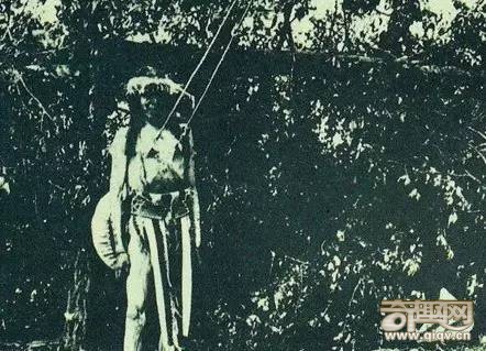 全球最可怕的仪式：刺穿活人的太阳舞节！