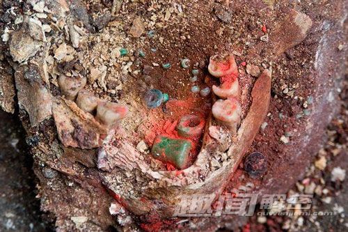 墨西哥考古学家发现用活人殉葬金字塔古墓