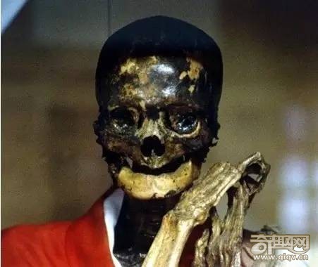 全球最可怕的仪式：刺穿活人的太阳舞节！