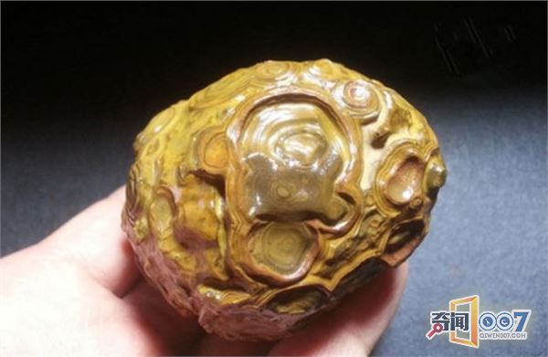 小伙发现丑陋无比的石头，却极为珍贵