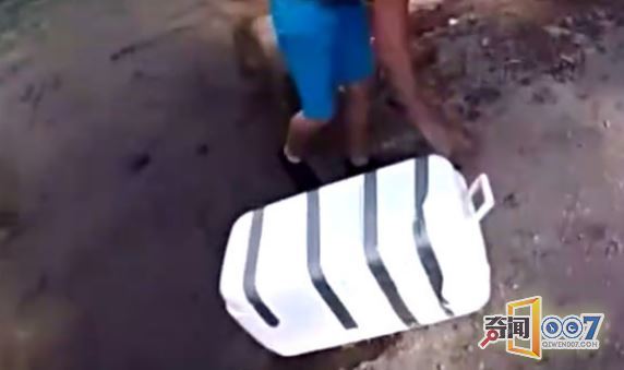 河里漂着白色箱子,打开后出现惊悚一幕