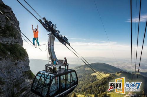 瑞士男子高山缆车间走扁带 高空惊险玩倒立