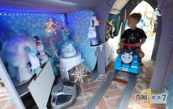 工程师爷爷亲手为小孙儿们建造了一个主题游乐园