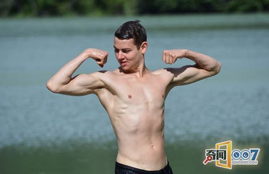 瘦弱小伙吃素三年 竟练成一身肌肉变男神