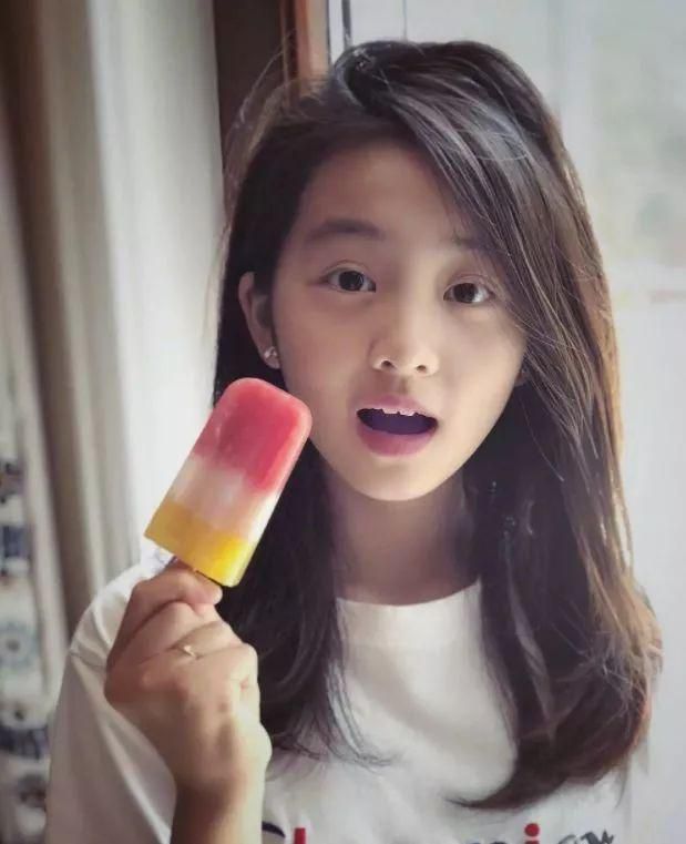黄磊女儿多多近照曝光，13岁身高直逼超模，大长腿太抢镜了！
