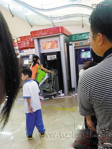 女汉子银行卡被吞 徒手拆毁atm机