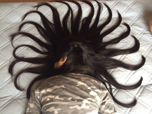 搞笑恶作剧 趁妹妹睡着后哥哥竟干这事