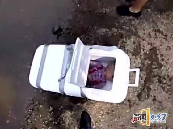 河里漂着白色箱子,打开后出现惊悚一幕