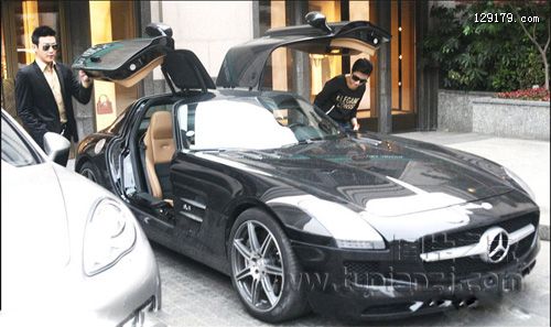 陆毅驾豪车携老婆购物 场面拉风引人围观