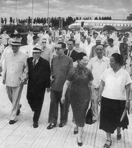 李宗仁回归祖国后曾向哪位开国大将深深鞠了一躬