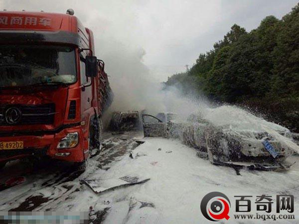 京昆高速发生惨烈车祸-多车追尾燃烧 致4死23伤(组图)