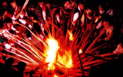 彝族火把节怎么来的 彝族火把节的习俗_0