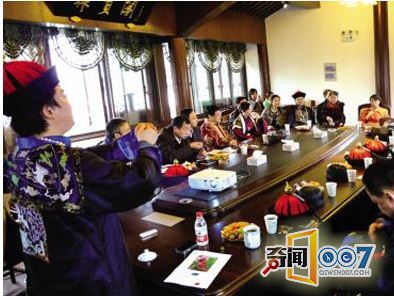 清朝大臣下跪前为啥都要拍打袖子