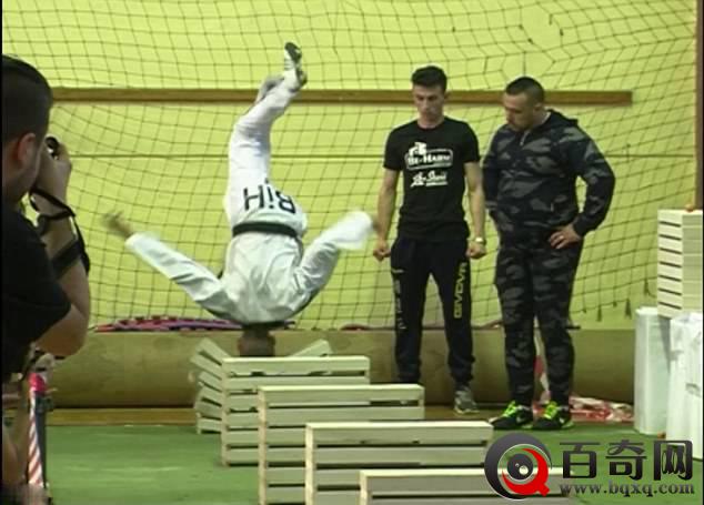 16岁男孩头劈111块砖 仅用35秒