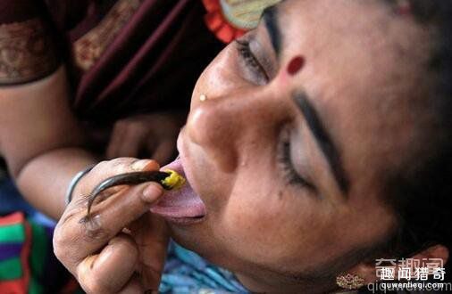 奇葩偏方！印度吞活鱼治哮喘