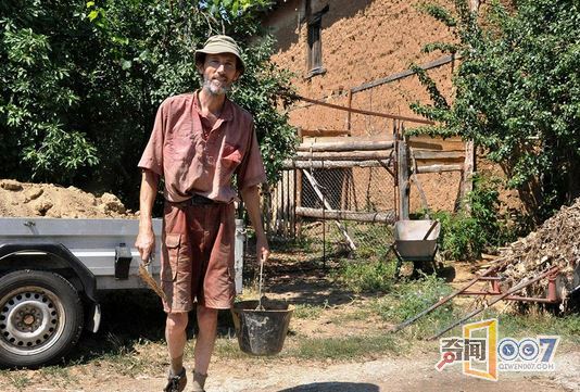 这个村庄本只有3人 他们组团来此隐居