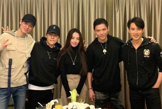 向佐能追到颜值人气比他高的郭碧婷，强势向太两大助攻是成功关键