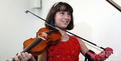 女孩天生没左手 却圆梦拉小提琴
