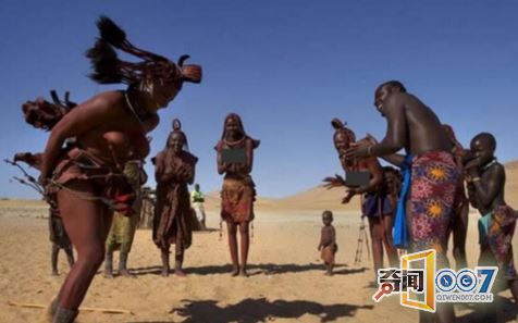 这里的女人从来都不洗澡，皮肤已经变成了红色