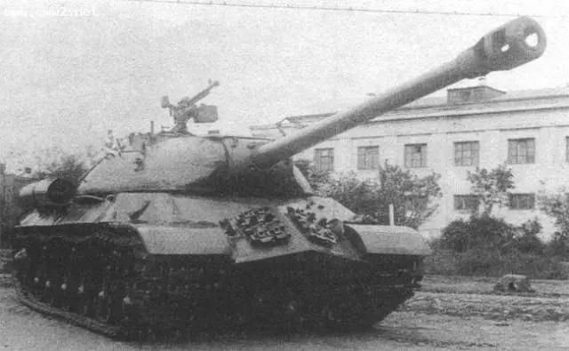 400辆坦克刚上场就开裂,12亿打水漂,60名官员被送进监狱