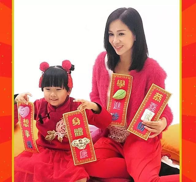 文颂娴出席晚宴清纯可人，跟众TVB女明星合影的她气质出挑很漂亮