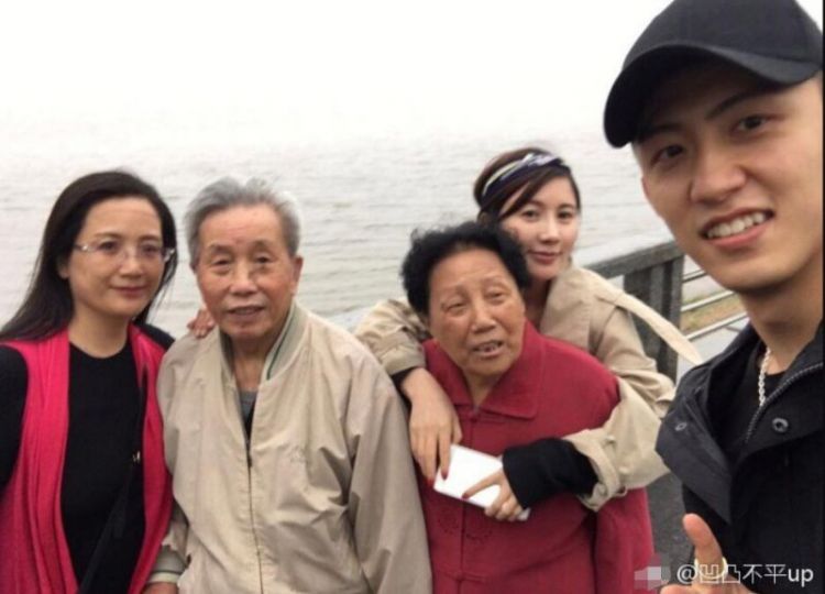 网友曝黄景瑜劈腿家暴 晒女方脸部受伤正面照