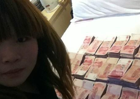 90后炫富女开房晒百万现金 大尺度互动自拍_0