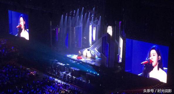 张靓颖北京演唱会哭了，透露右耳间歇性失聪，坦言“没有公主命”