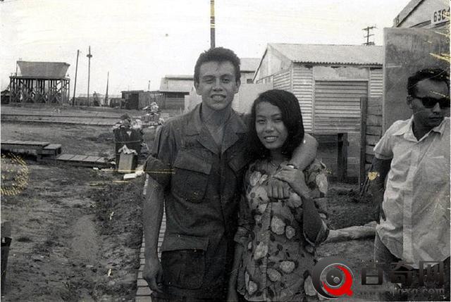 越战罕见秘照-南越美女到美军基地慰劳大兵(组图)