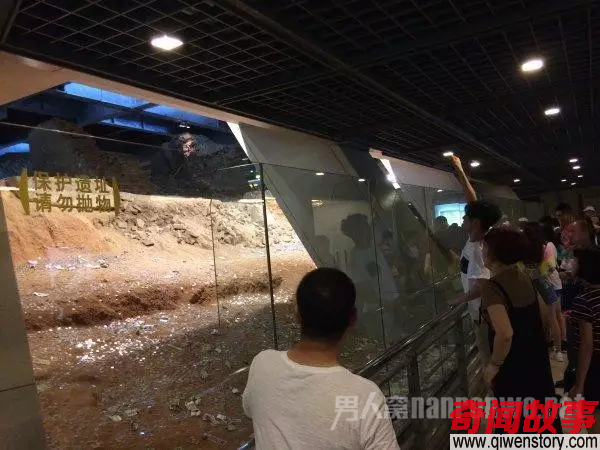 雷峰塔遗址被扔成“钱山” 景区表示很无奈