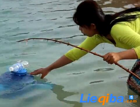 女子用奇葩方式抓鱼 这效果也是杠杠的_0