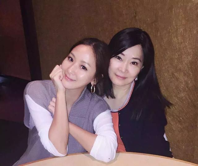 丈夫白发苍苍她却依旧少女模样，41岁的她仍是娱乐圈明星的偶像