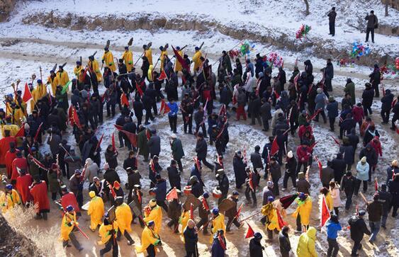 农村小伙不信邪，开挖掘机挖了乱葬岗，结果悔恨终身！真实经历！