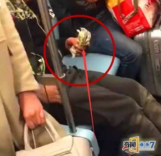 乞丐公交上数钱，接下来让所有人惊讶