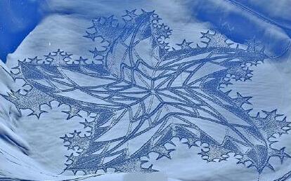 英国一名画家在雪地上用脚完成画作