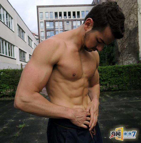 瘦弱小伙吃素三年 竟练成一身肌肉变男神