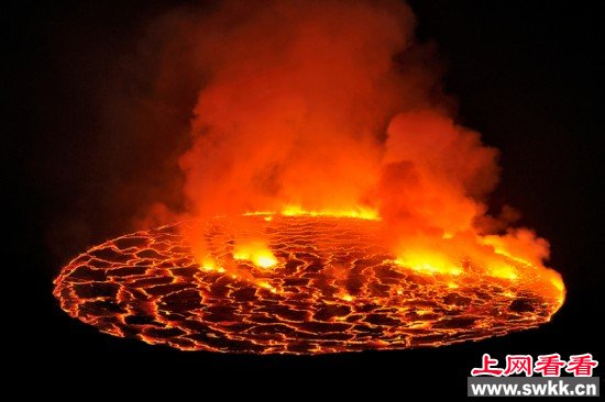 世界最大熔岩湖魔鬼的高炉地狱之门（组图）_0