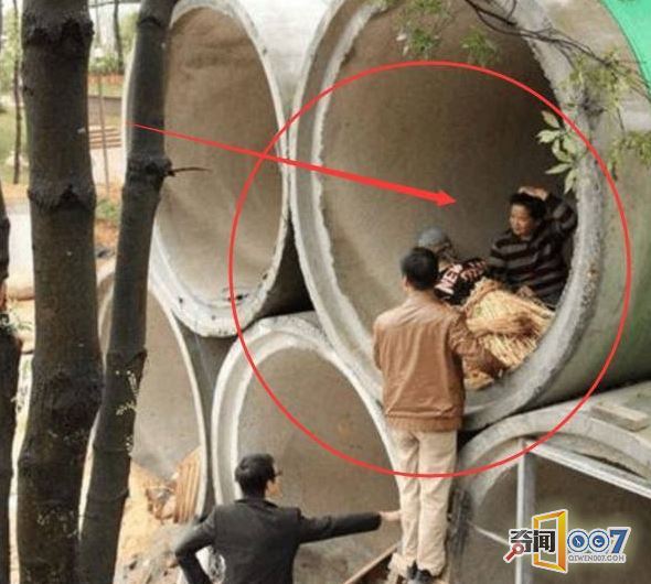 男子石洞抱稻草人睡觉，只因老婆干这事