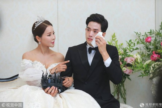 韩歌手米娜和小17岁男友结婚 男方泪洒现场