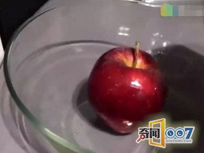 男子将苹果放热水中烫出了这事