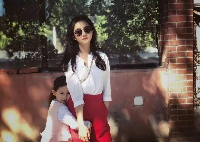 黄磊女儿多多近照曝光，13岁身高直逼超模，大长腿太抢镜了！