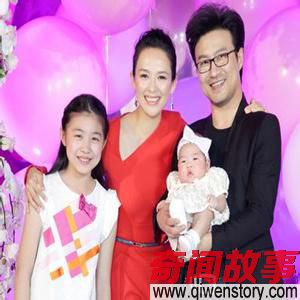 章子怡晒全家福，一周岁的女儿像极了汪峰