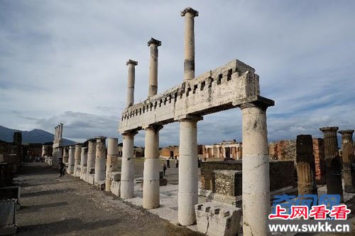 被火山岩浆淹没的意大利庞贝古城_0