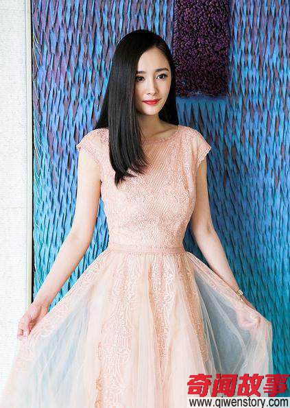 杨幂粉嫩的少女装扮，散发着清新靓丽的气息，简直是要美翻天