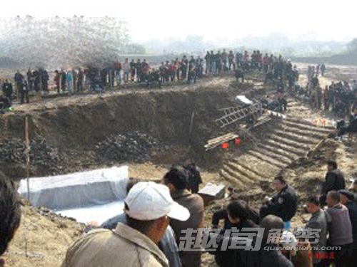 荆州惊现百座古墓 出土铜镜纹饰优美