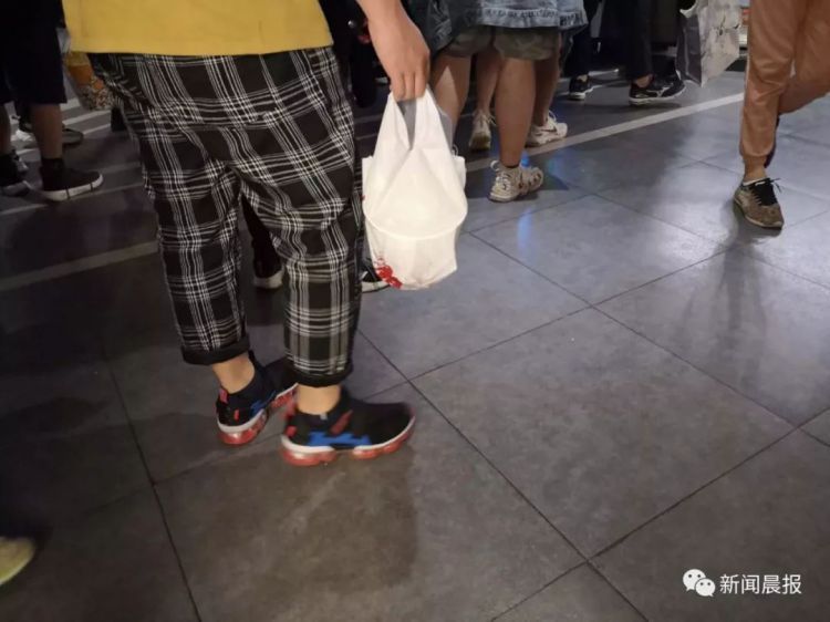 昨晚电影院堪比跨年现场！取票机都大排长龙，有人翘班都要看!