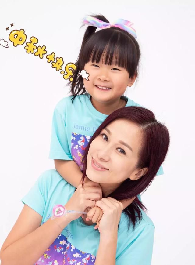 文颂娴出席晚宴清纯可人，跟众TVB女明星合影的她气质出挑很漂亮