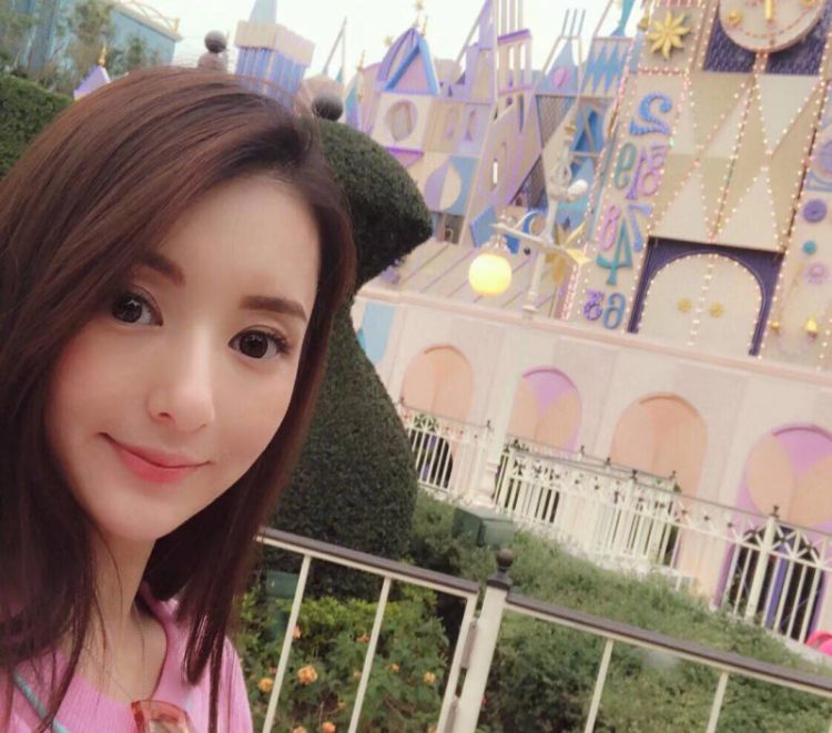 郭富城娇妻方媛晒出游照，单手牵娃的她堪称“时尚辣妈”